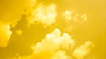 abstracte achtergrond van geel bewolkt foto