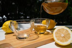 hete thee in theepot werd in een theekopje gegoten en op tafel in café geserveerd? foto
