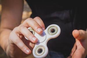 jong meisje speelt met fidget spinner foto