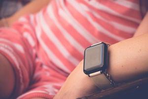 smartwatch op zittende jonge vrouw hand foto