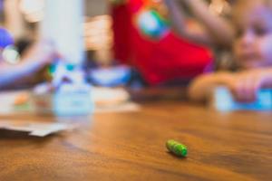 groene kleur pastelkrijt op bruin houten tafel foto