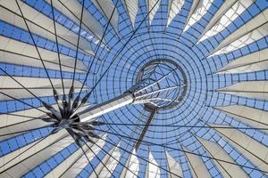 futuristisch dak van het Sony Center op de Potsdamerplatz in Berlijn