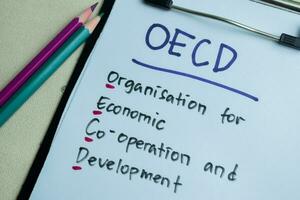 concept van oecd - organisatie voor economisch samenwerking en ontwikkeling schrijven Aan papierwerk geïsoleerd Aan houten achtergrond. foto