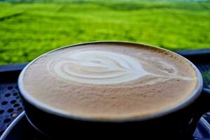 dichtbij omhoog visie van een kop van cappuccino koffie foto