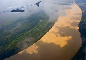 antenne visie van de rivier- in jambi foto