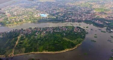 antenne visie van de rivier- in jambi foto