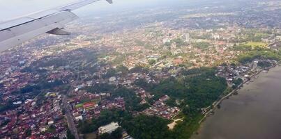 antenne visie van de rivier- in jambi foto