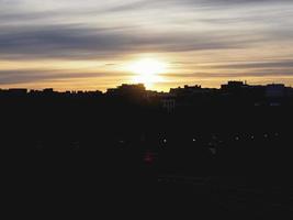 skyline van de stad bij zonsondergang foto