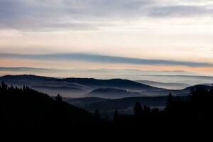 zacht mist in de bergen gedurende zonsondergang foto