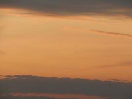 zonsondergang op natuurbos en velden in de schemering foto