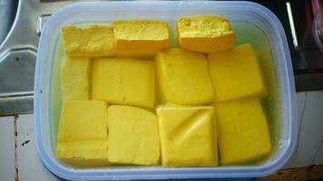 geel tofu geïsoleerd Aan wit achtergrond. zacht geel tofu geïsoleerd Aan wit achtergrond. vers geel tofu geïsoleerd Aan wit achtergrond foto