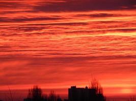 dageraad in de vroege ochtend boven de stad foto