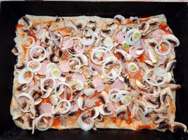 eten koken en voedselingrediënten pizza foto