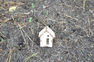 model van een klein houten huis in het bos foto