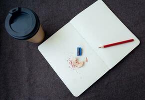 potlood, notitieboekje en papier koffie kop foto