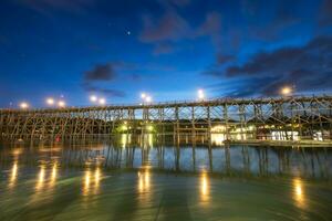 beroemd houten ma brug in sangkhlaburi Bij schemering foto