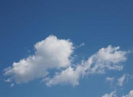 blauwe lucht met wolken achtergrond met kopie ruimte
