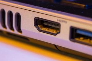 close-up van de HDMI-kabelpoort in een laptop. foto