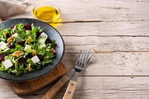 bietensalade met fetakaas, sla en walnoten foto