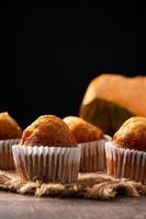 pompoenmuffins op houten tafel. herfst eten foto