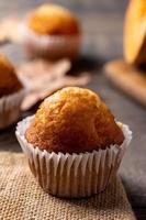 pompoenmuffins op houten tafel. herfst eten foto