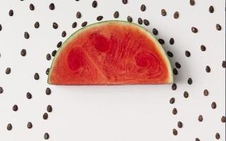 illustratie van een kleurrijke watermeloen met zijn zwarte zaden om van te genieten op een zomerse dag foto