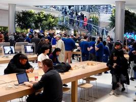 mensen die de Apple Store op 5th Avenue bezoeken. Apple inc. foto