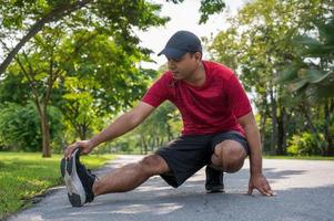 jonge fitness man runner die zich uitstrekt voordat hij een gezonde levensstijl en sportconcepten uitvoert