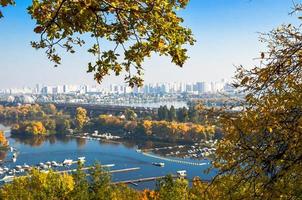panoramisch uitzicht op district podil en de rivier de dnipro in kyiv in de herfst