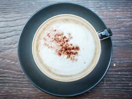 capucino koffie Aan hout tafel foto