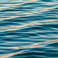 oceaan water achtergrond abstract achtergrond van zeewater stromen onder licht blootstelling foto
