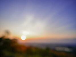 wazig visie van zonsondergang of zonsopkomst in de bergen foto