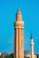 yivli minare camii, gecanneleerd minaret moskee in historisch centrum in Antalya foto