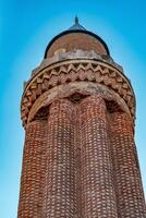 oude minaret met luidsprekers tegen de lucht foto