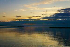 natuurlijk landschap, wit nacht over- de breed noordelijk meer foto