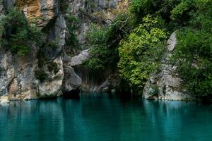 natuurlijk rotsachtig Ravijn met blauw water in goynuk, kalkoen foto