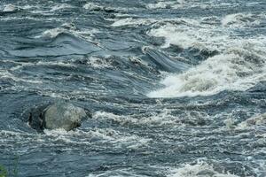 turbulent stroom in de rivier- stroomversnellingen foto