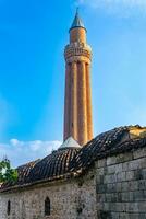 yivli minare camii van historisch moskee in Antalya foto