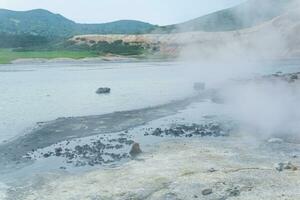 stomen hydrothermisch stopcontact Aan de kust van de heet meer in de caldera van de golovnin vulkaan Aan de eiland van kunashir foto