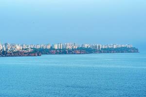 visie van de zee Aan de kust van Antalya in een blauw nevel foto