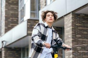 jong Mens Aan een elektrisch scooter ritten naar beneden de straat foto