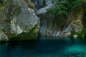 rotsachtig Ravijn met blauw water in goynuk, kalkoen foto