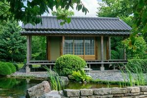 thee huis in voorkant van de meer in de Japans tuin foto