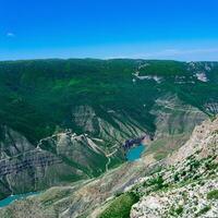 berg landschap, visie van de diep Ravijn met blauw water, vallei van de sulak rivier- in dagestan foto