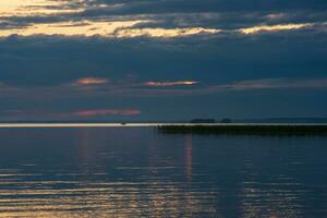 natuurlijk landschap, wit nacht over- de breed noordelijk meer foto