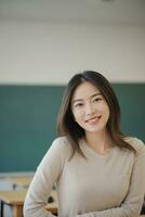 ai gegenereerd Aziatisch vrouw leraar in klas met studenten foto