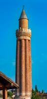 oude minaret met luidsprekers tegen de lucht foto