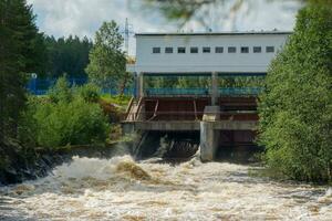 geopend sloten voor inactief kwijting van water Bij een klein hydro-elektrisch macht station foto