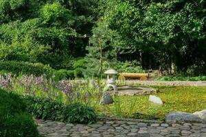 steen lantaarn Aan een klein eiland in de midden- van een vijver in een Japans tuin foto