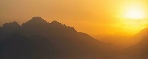 natuurlijk landschap - nevelig bergen Bij zonsondergang foto